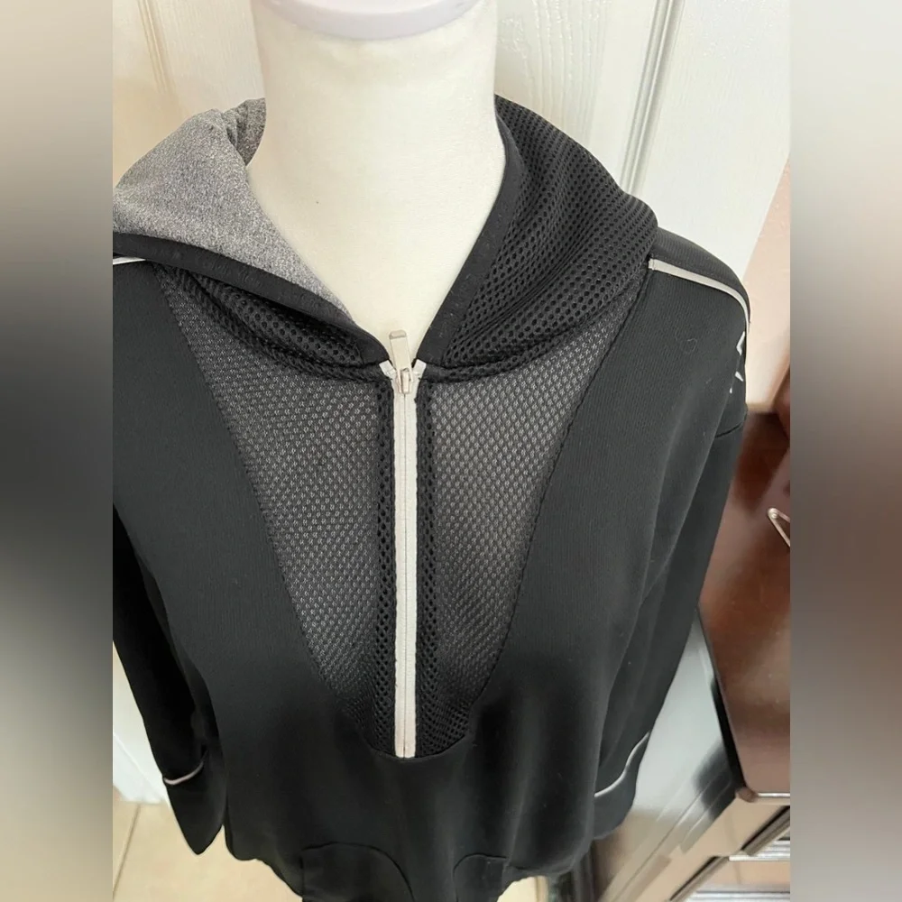 (T) Calvin Klein Black and white hoodie with mesh lining